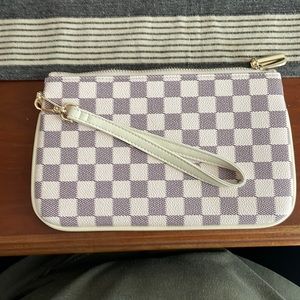 Daisy Rose Zip Wristlet RFID